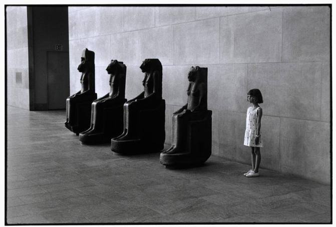 Elliott-Erwitt--The-Metropolitan-Museum-of-Art--New-York-City--1988