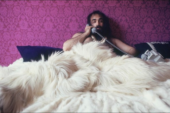 Le-chanteur-Demis-Roussos-en-1977-seance-photo-pour-Paris-Match