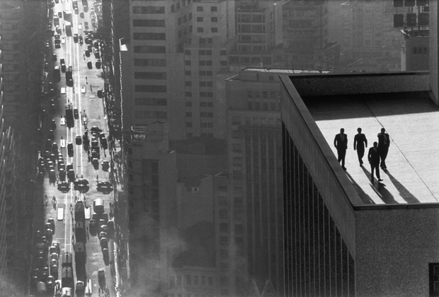 men-on-a-rooftop René Burri