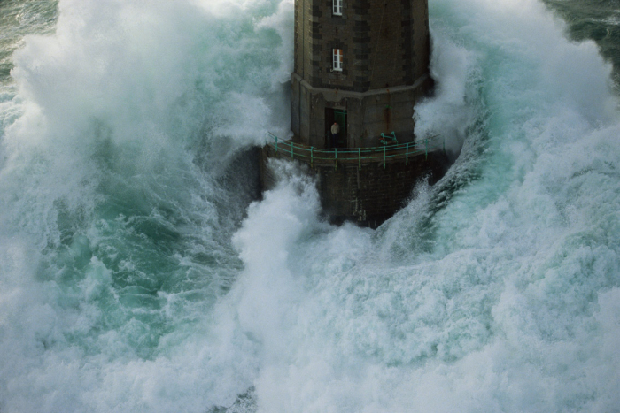 lighthouse-in-the-storm1