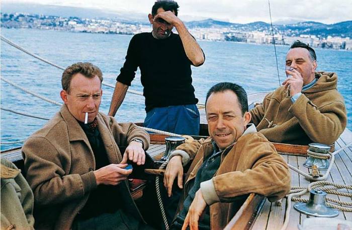 Albert Camus en compagnie de René Lehmann- Émile Léon et Michel Gallimard- à Cannes en 1950..jpg