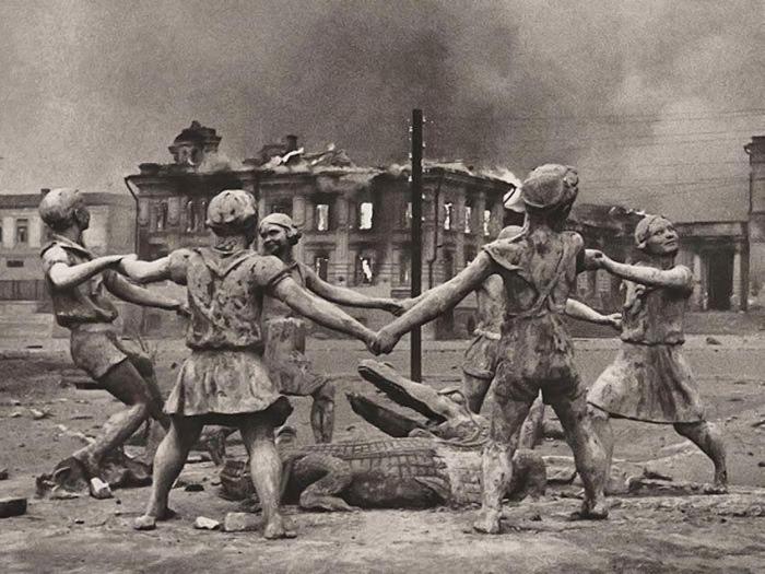 Barmaley Fountain- Photo taken during the Battle of Stalingrad 1943- by Emmanuel Evzerikhin..jpg