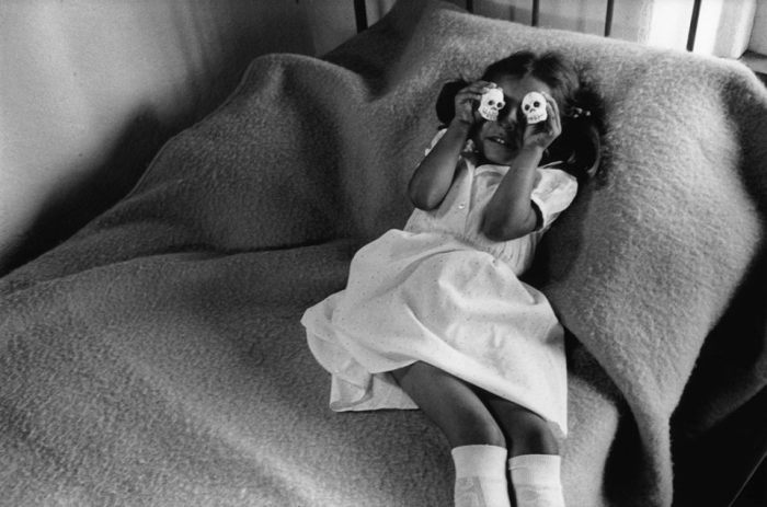 Abbas- -A little girl holds skulls over her eyes-- Mexico City- 1984.jpg