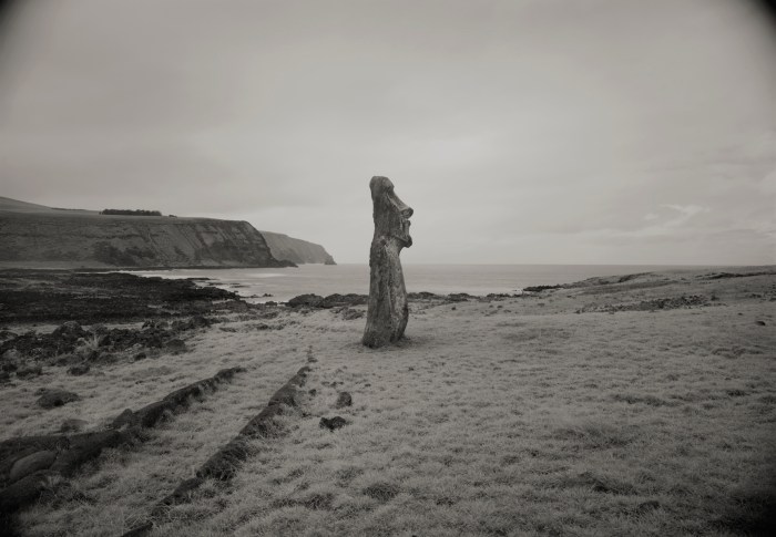 Kenro Izu- Moai 1- Easster Island- Chile- 1989.jpg